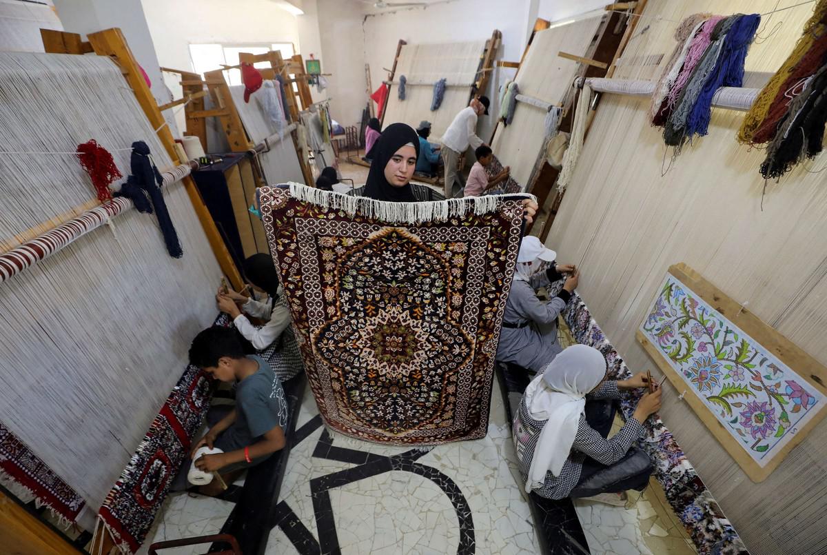 صناعة سجاد يدوي